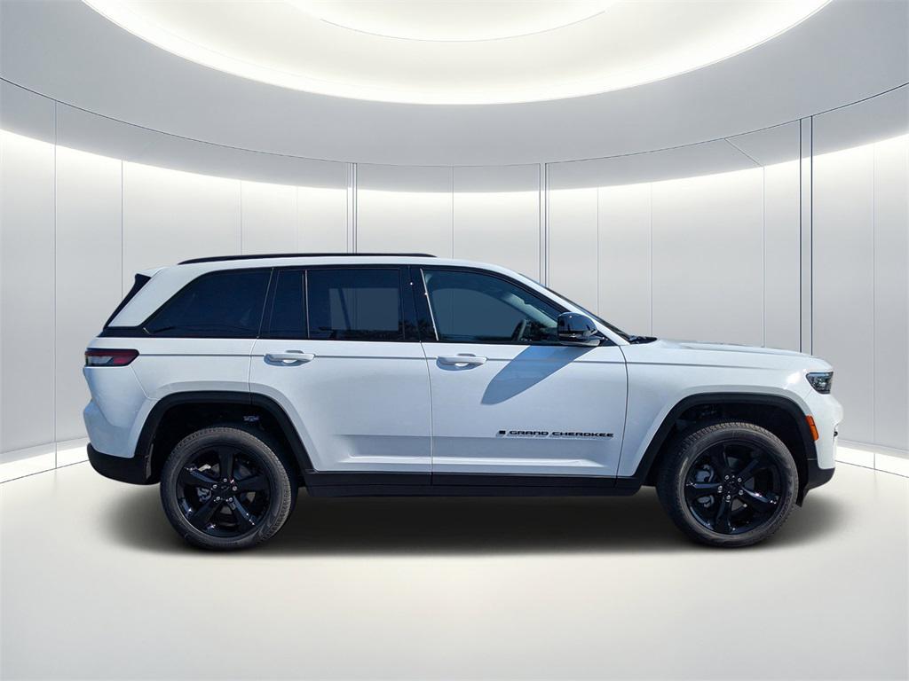 new 2025 Jeep Grand Cherokee car, priced at $40,979