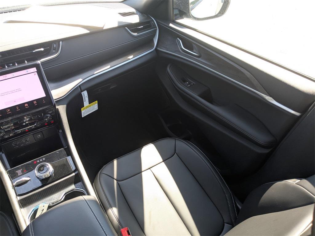 new 2025 Jeep Grand Cherokee car, priced at $40,300