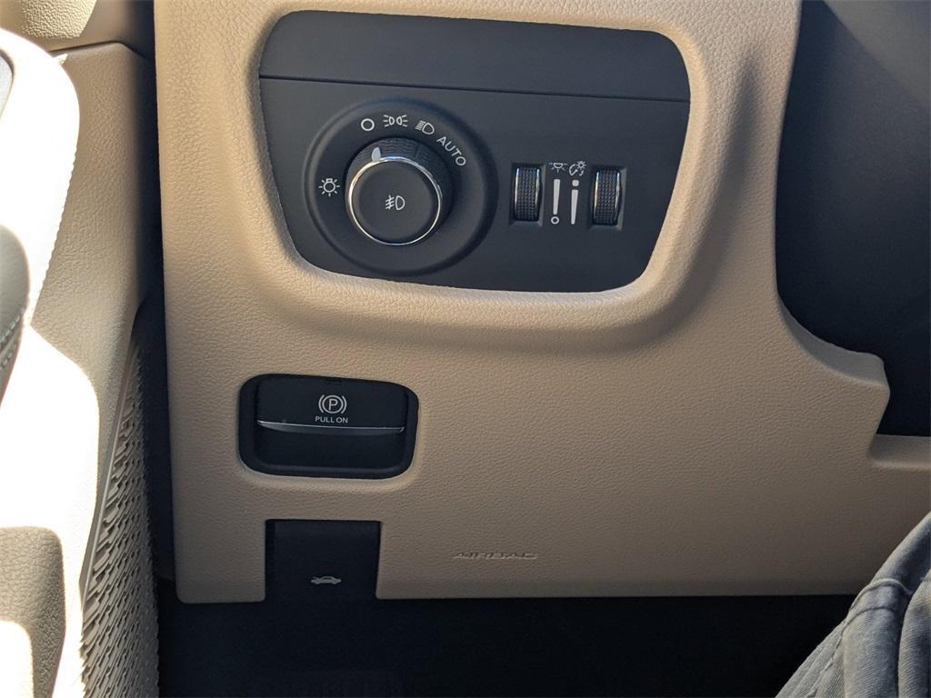 new 2025 Jeep Grand Cherokee car, priced at $43,523