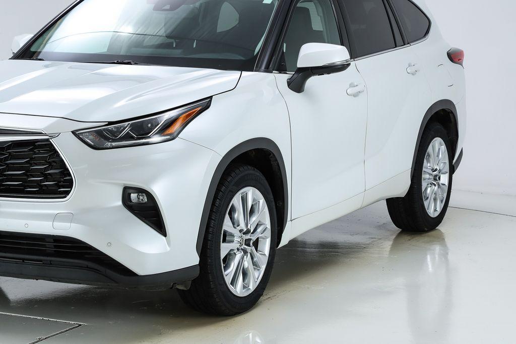 used 2022 Toyota Highlander car, priced at $34,079