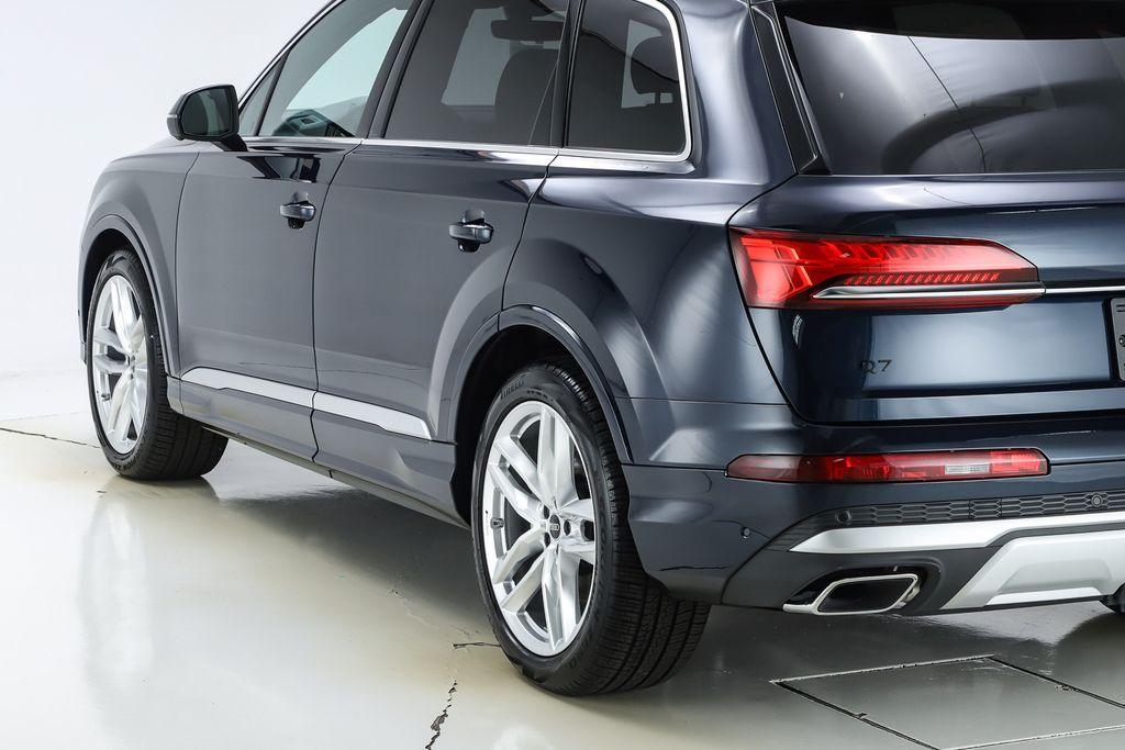new 2025 Audi Q7 car, priced at $76,570
