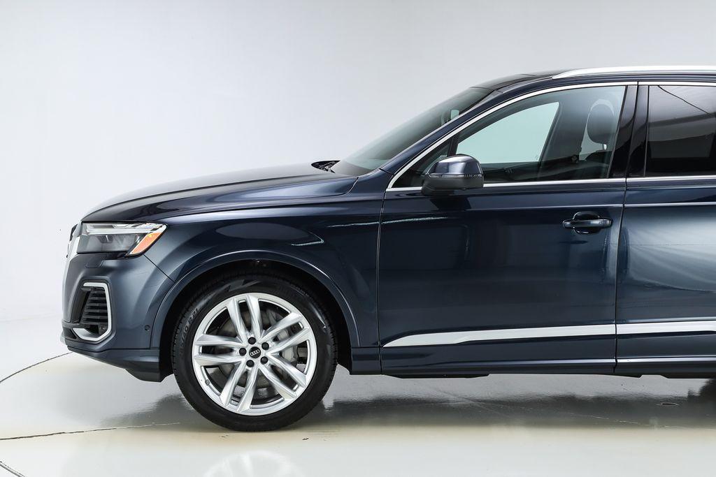 new 2025 Audi Q7 car, priced at $76,570