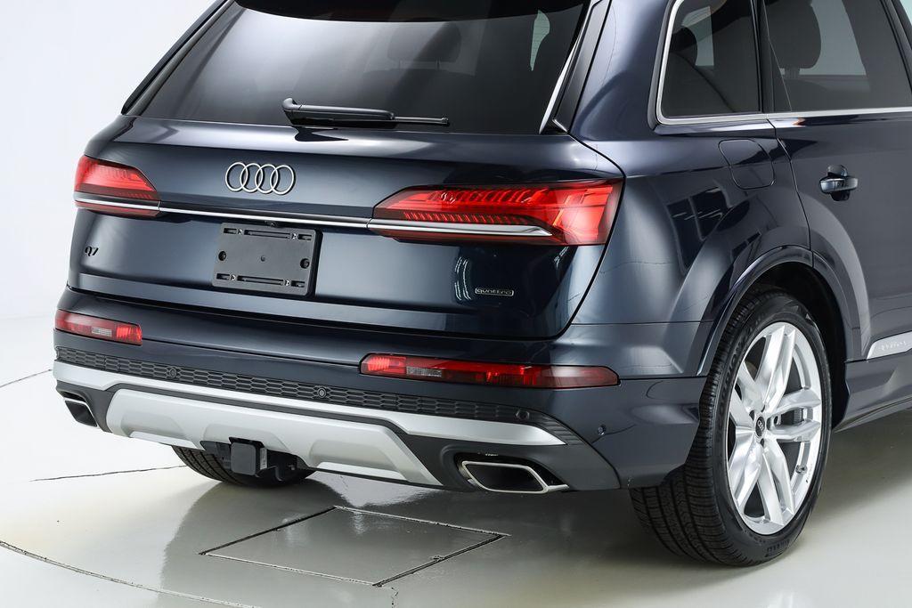 new 2025 Audi Q7 car, priced at $76,570