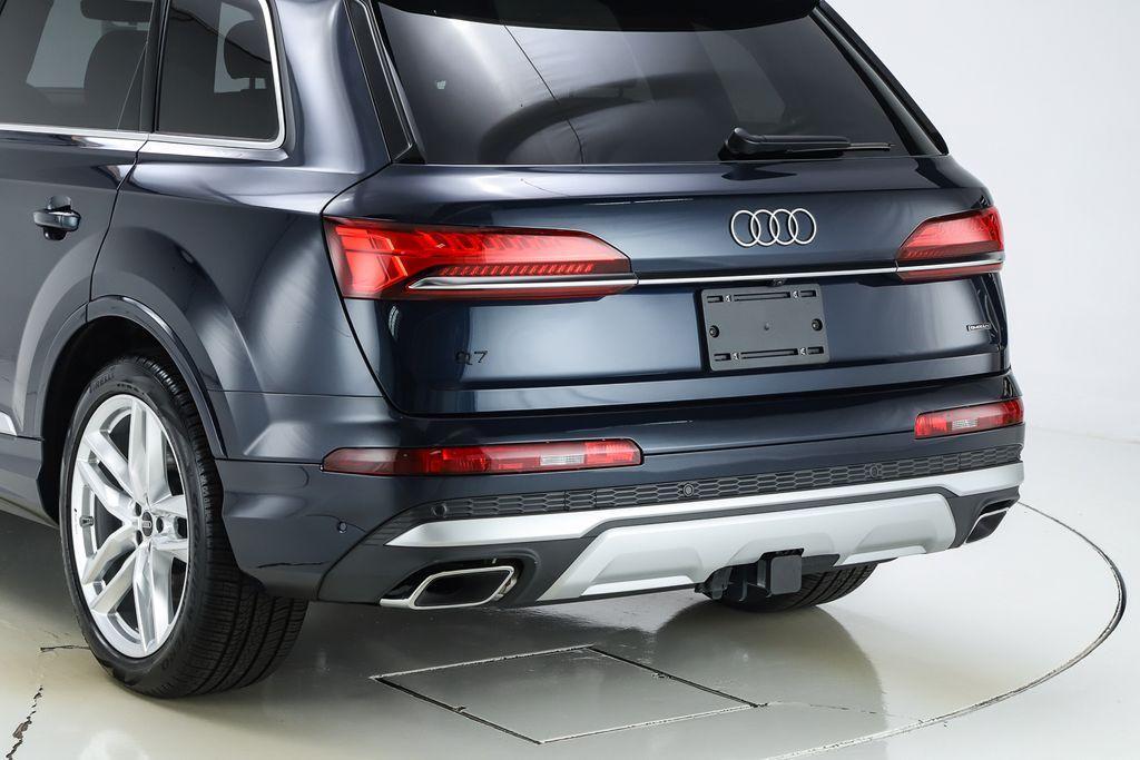 new 2025 Audi Q7 car, priced at $76,570
