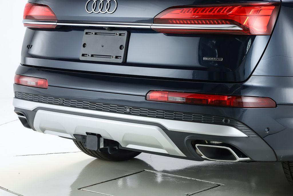 new 2025 Audi Q7 car, priced at $76,570