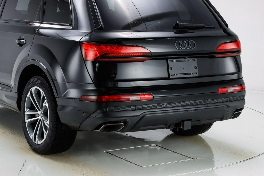 new 2025 Audi Q7 car, priced at $71,305