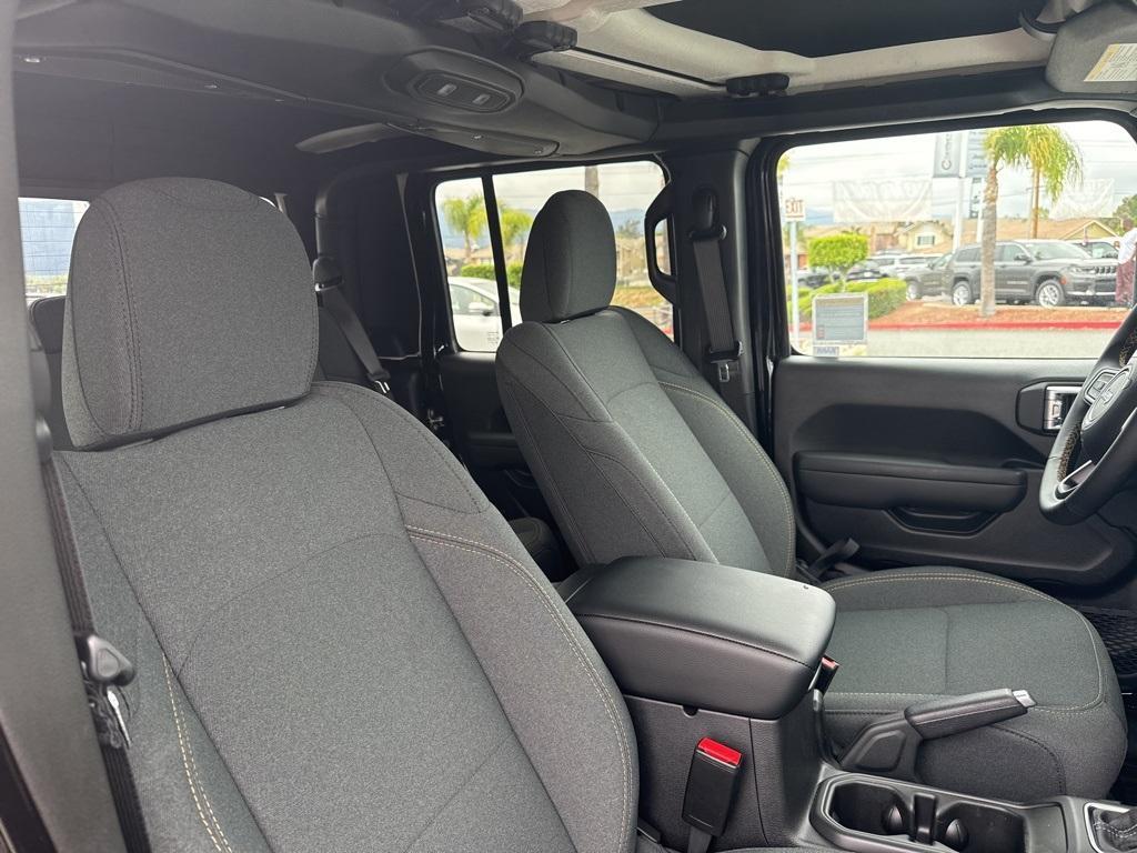 new 2025 Jeep Gladiator car, priced at $36,651