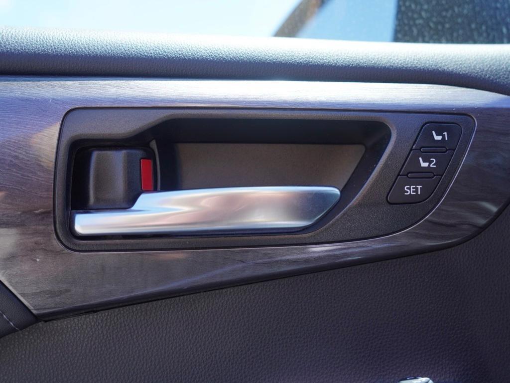 used 2022 Toyota Highlander Hybrid car, priced at $39,230