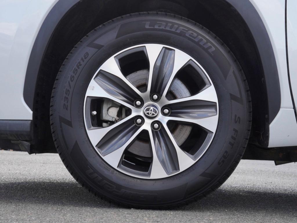 used 2022 Toyota Highlander car, priced at $34,227