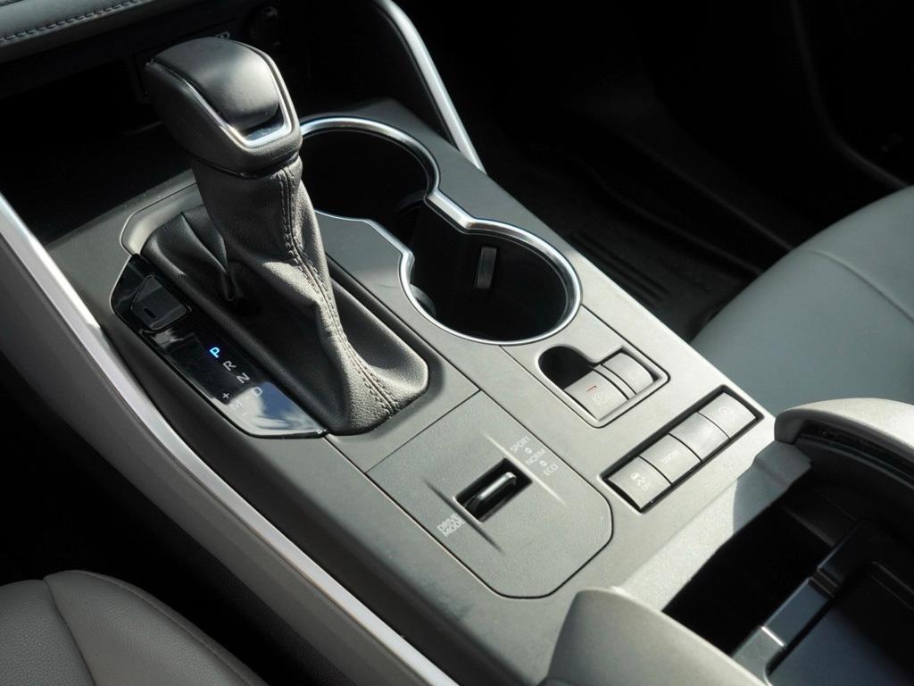 used 2022 Toyota Highlander car, priced at $34,227