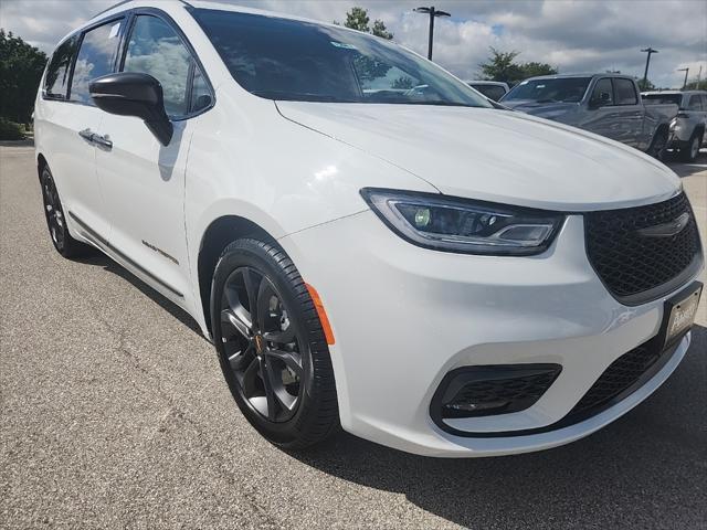 new 2024 Chrysler Pacifica car, priced at $43,871