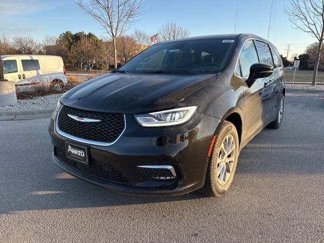 new 2025 Chrysler Pacifica car, priced at $43,329