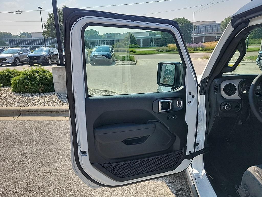 new 2025 Jeep Wrangler car, priced at $46,952