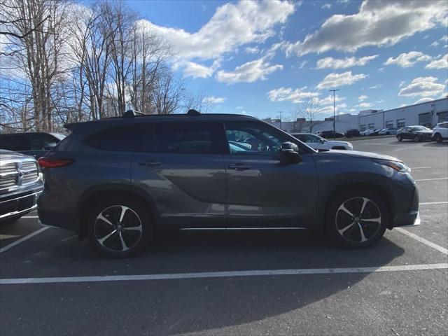 used 2022 Toyota Highlander car, priced at $36,897