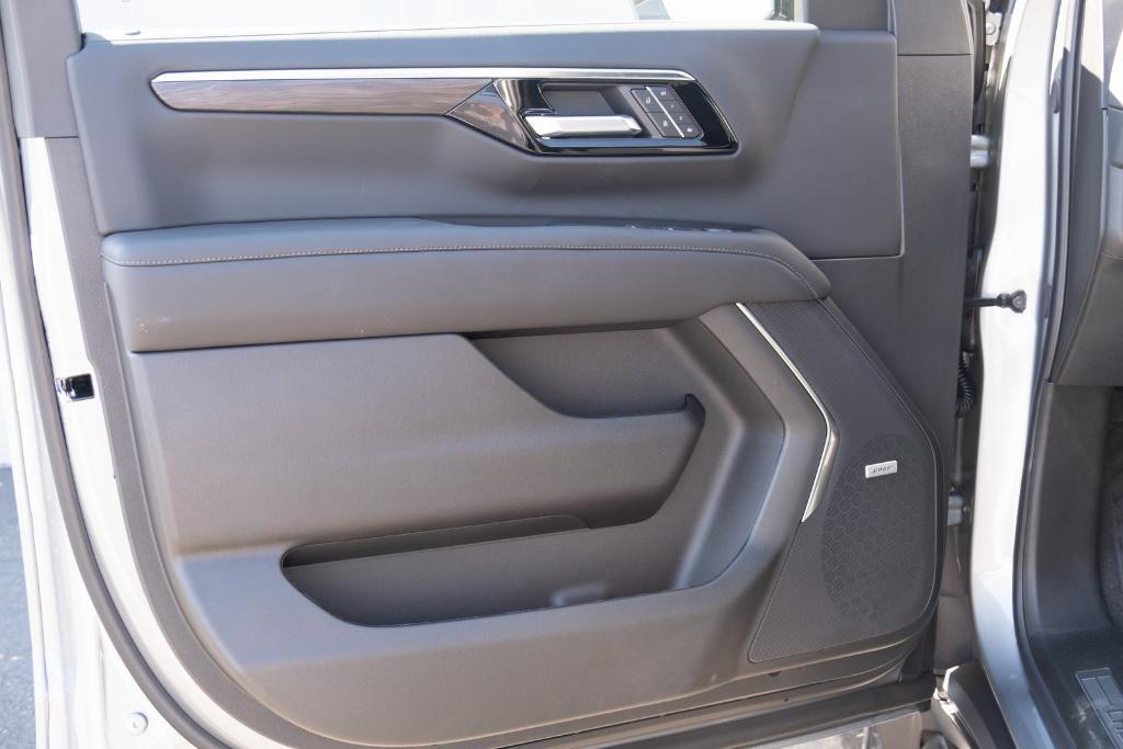 new 2025 Chevrolet Suburban car, priced at $71,900