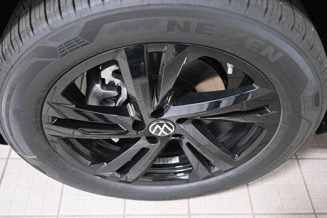 new 2026 Volkswagen Atlas Cross Sport car, priced at $53,152