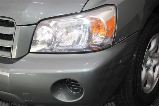 used 2005 Toyota Highlander car, priced at $4,995