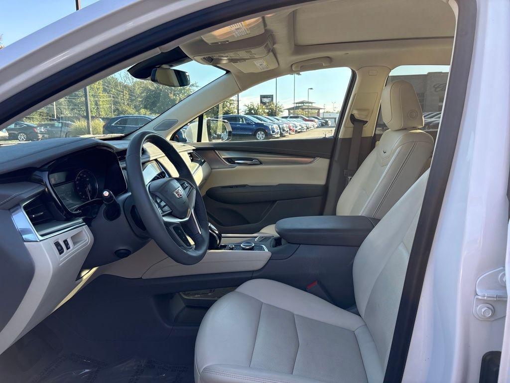 used 2022 Cadillac XT5 car, priced at $35,266