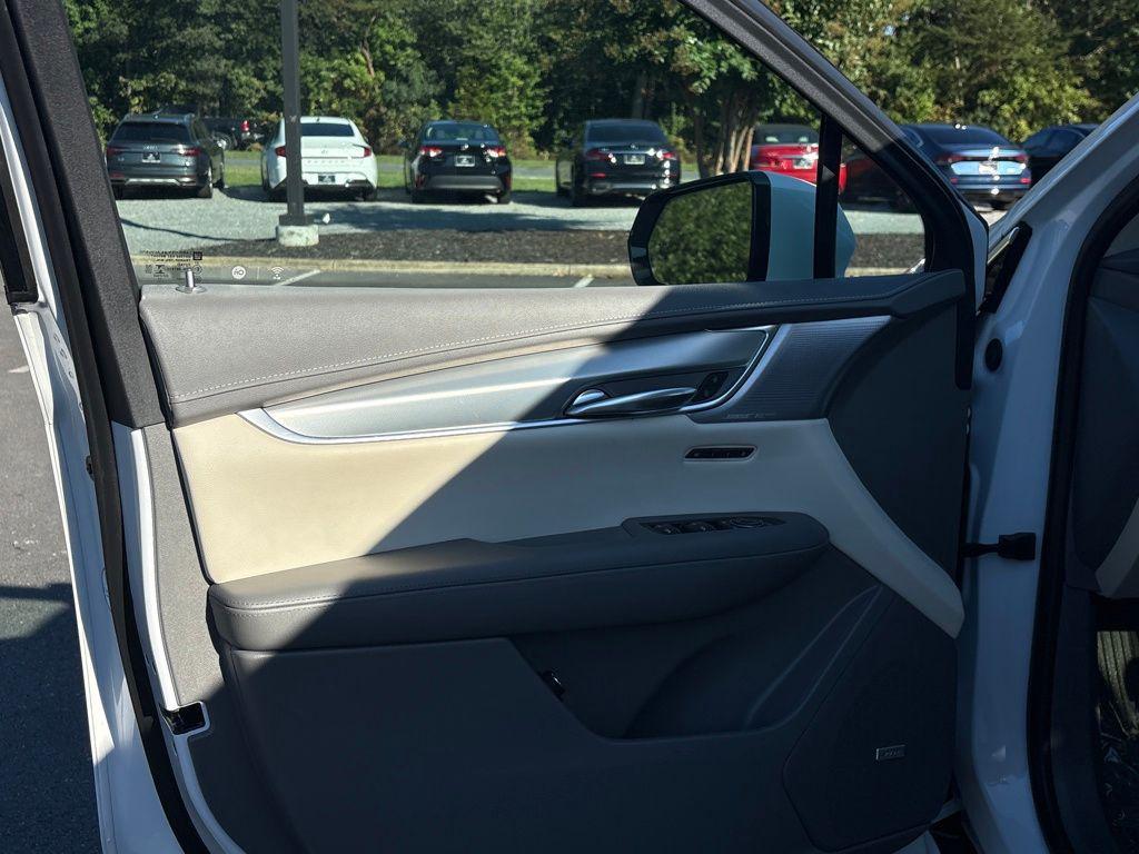 used 2022 Cadillac XT5 car, priced at $35,266