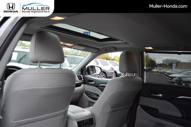 used 2015 Toyota Highlander car, priced at $19,694
