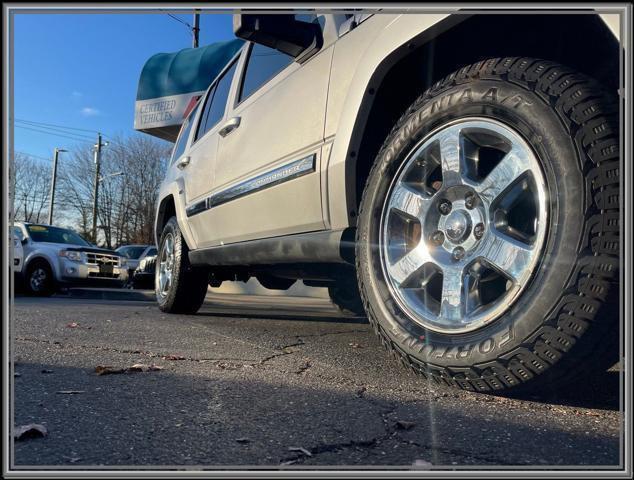 used 2006 Jeep Commander car, priced at $8,999