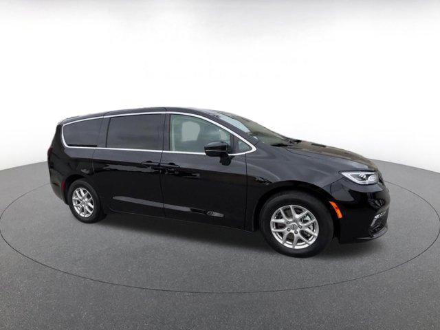 used 2024 Chrysler Pacifica car, priced at $33,846