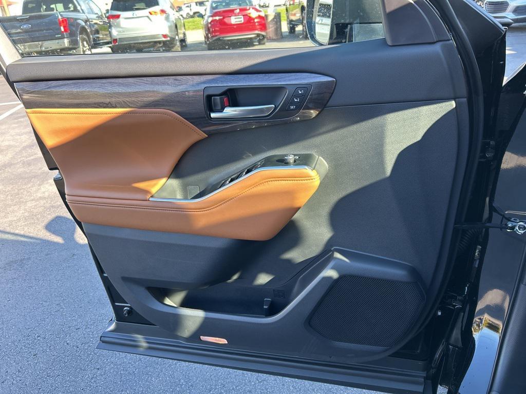 new 2026 Toyota Highlander Hybrid car, priced at $57,387