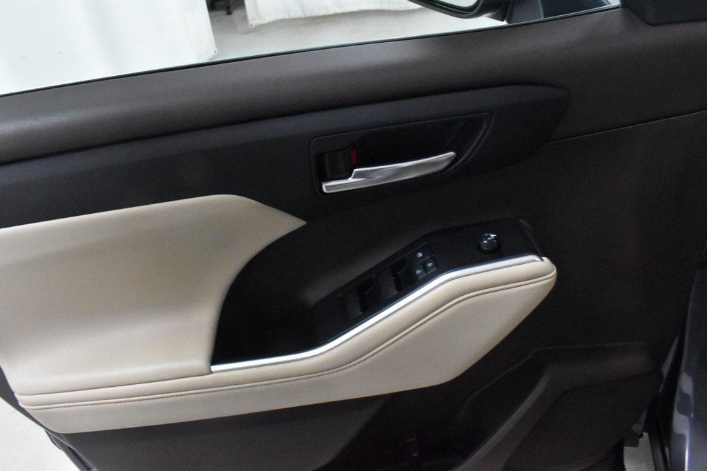 used 2022 Toyota Highlander car, priced at $39,990