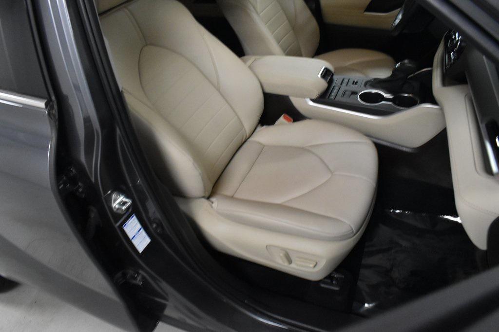 used 2022 Toyota Highlander car, priced at $39,990