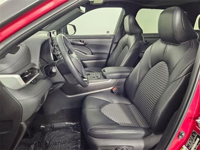 used 2022 Toyota Highlander car, priced at $38,520