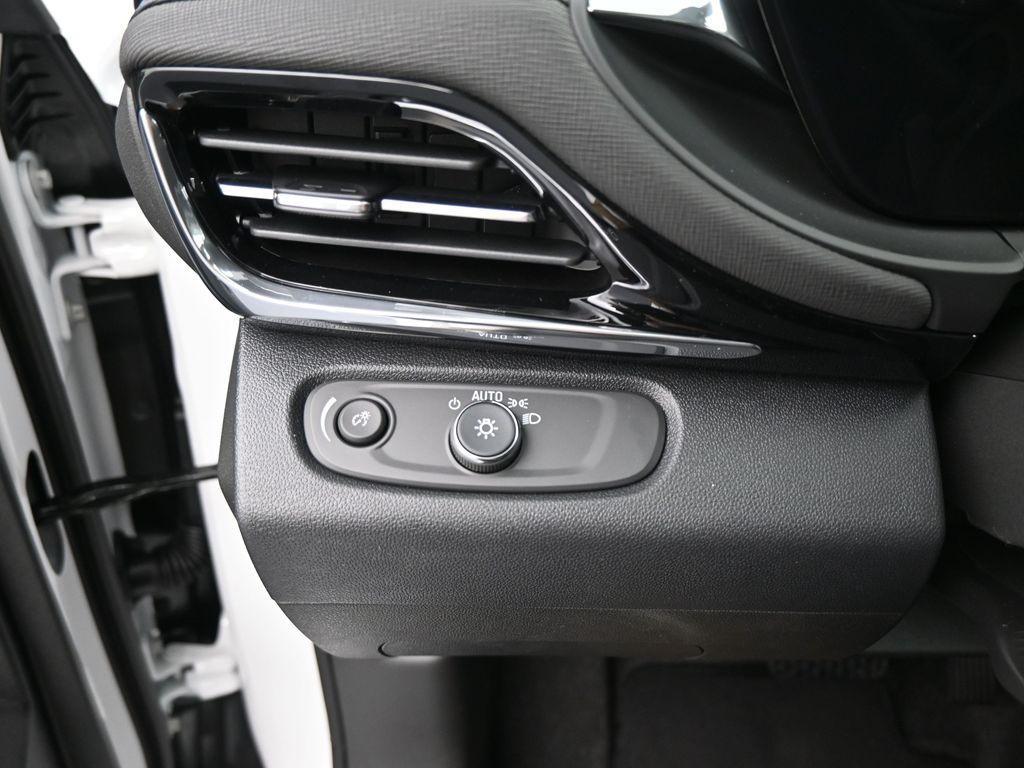 new 2025 Buick Envista car, priced at $28,985