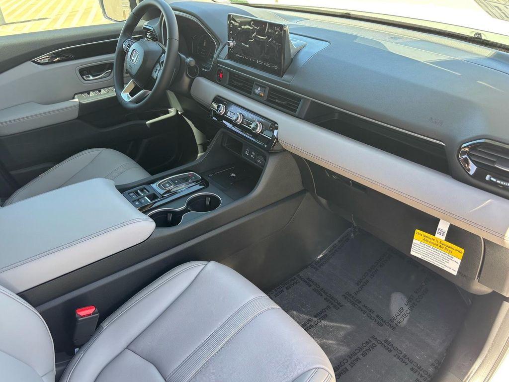 new 2025 Honda Pilot car, priced at $44,666