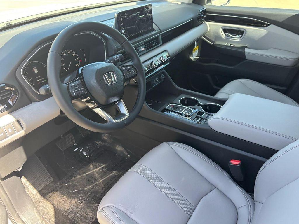 new 2025 Honda Pilot car, priced at $44,666