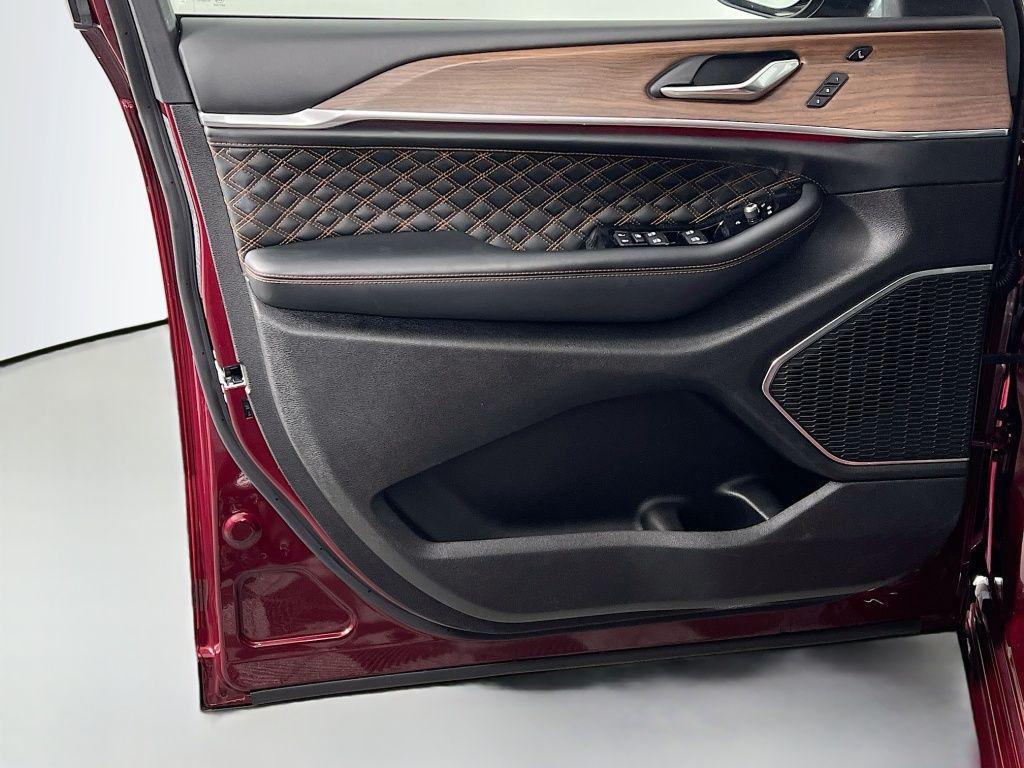 used 2025 Jeep Grand Cherokee car, priced at $49,016