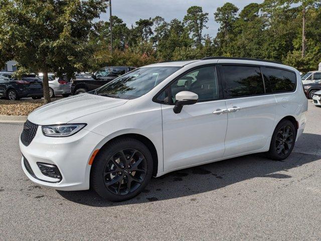 new 2023 Chrysler Pacifica car, priced at $46,324