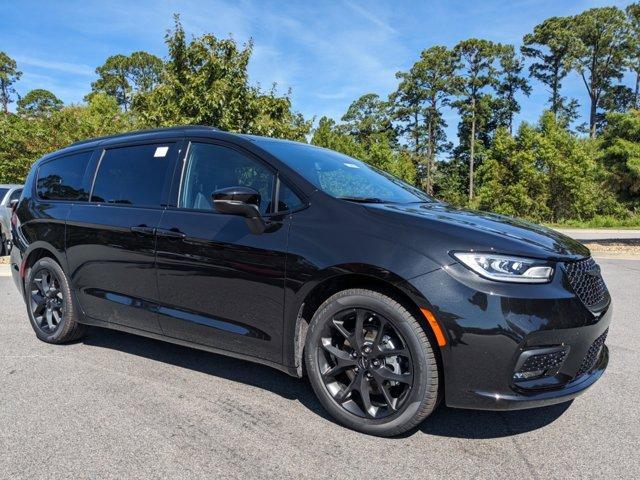 new 2023 Chrysler Pacifica car, priced at $46,824