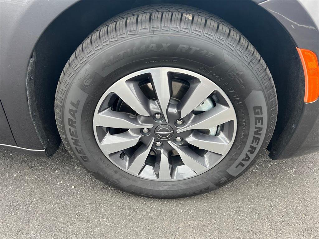 used 2022 Chrysler Pacifica Hybrid car, priced at $24,300