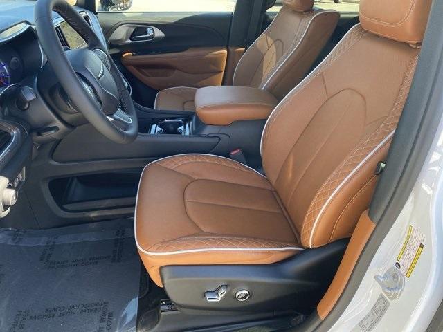 new 2025 Chrysler Pacifica Hybrid car, priced at $55,241