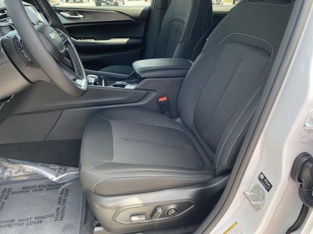 new 2025 Jeep Grand Cherokee car, priced at $40,427