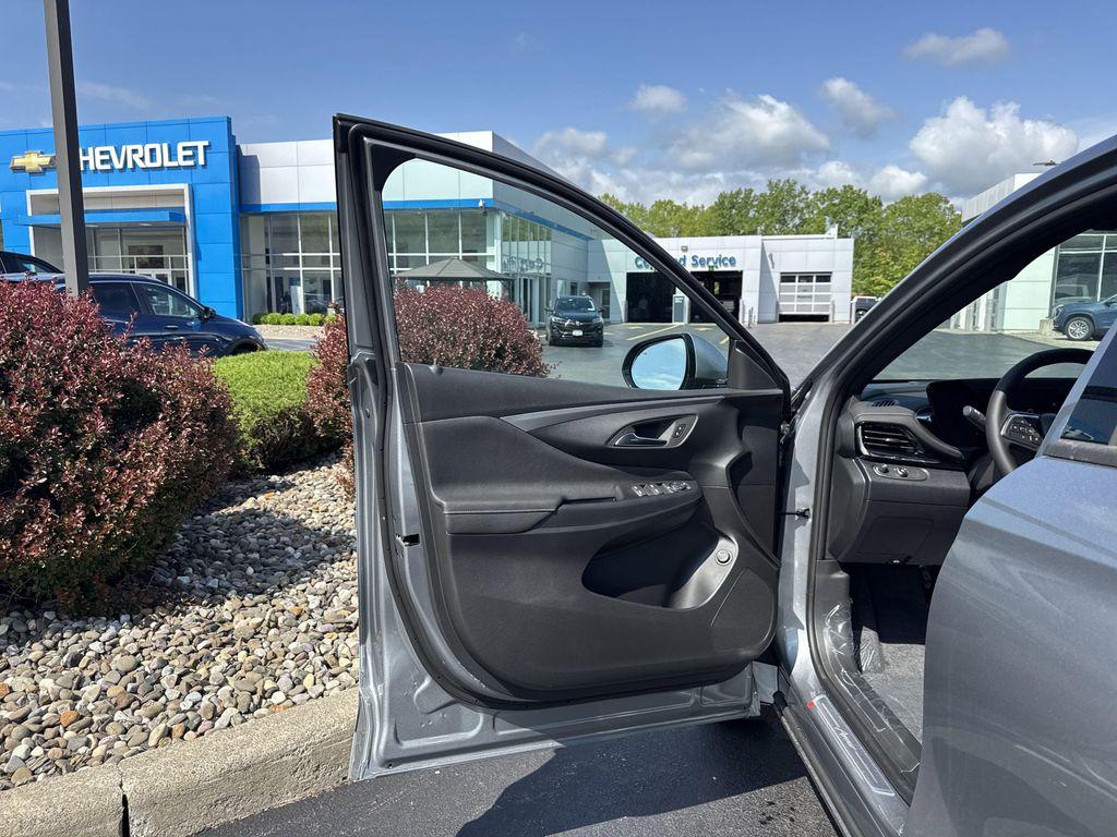 new 2025 Buick Envista car, priced at $29,701