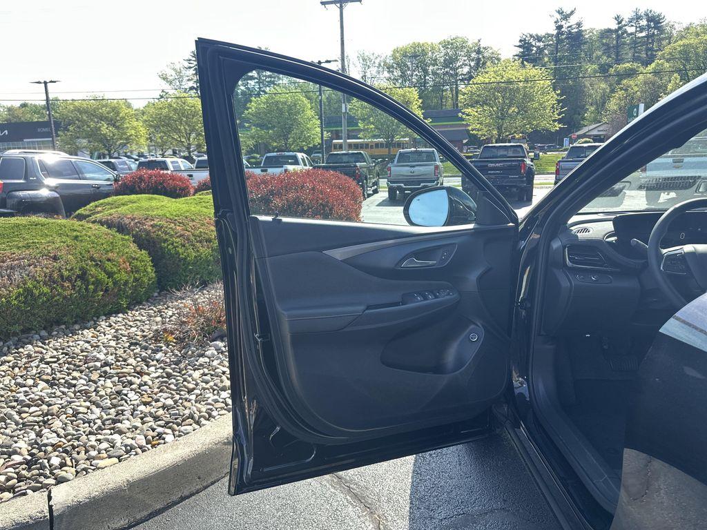 new 2025 Buick Envista car, priced at $29,540