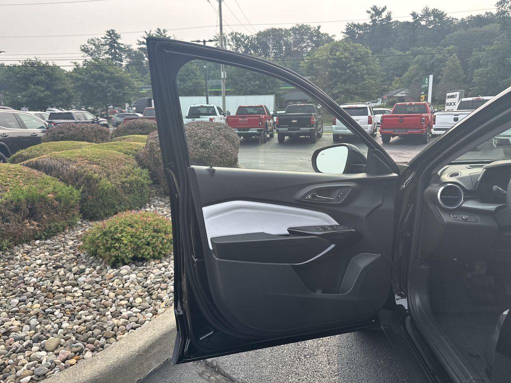 new 2025 Chevrolet Trax car, priced at $24,899