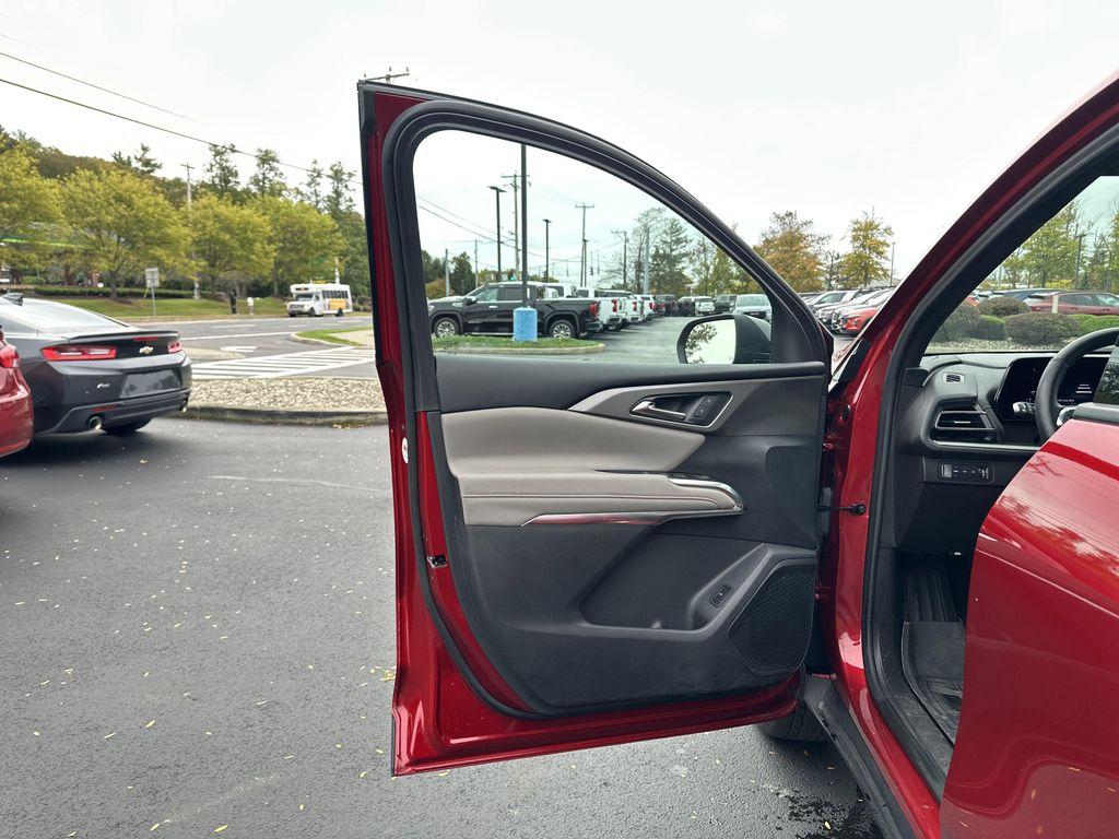 used 2024 Chevrolet Traverse car, priced at $38,499