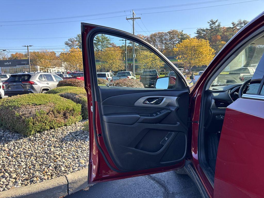 used 2021 Chevrolet Traverse car, priced at $22,498