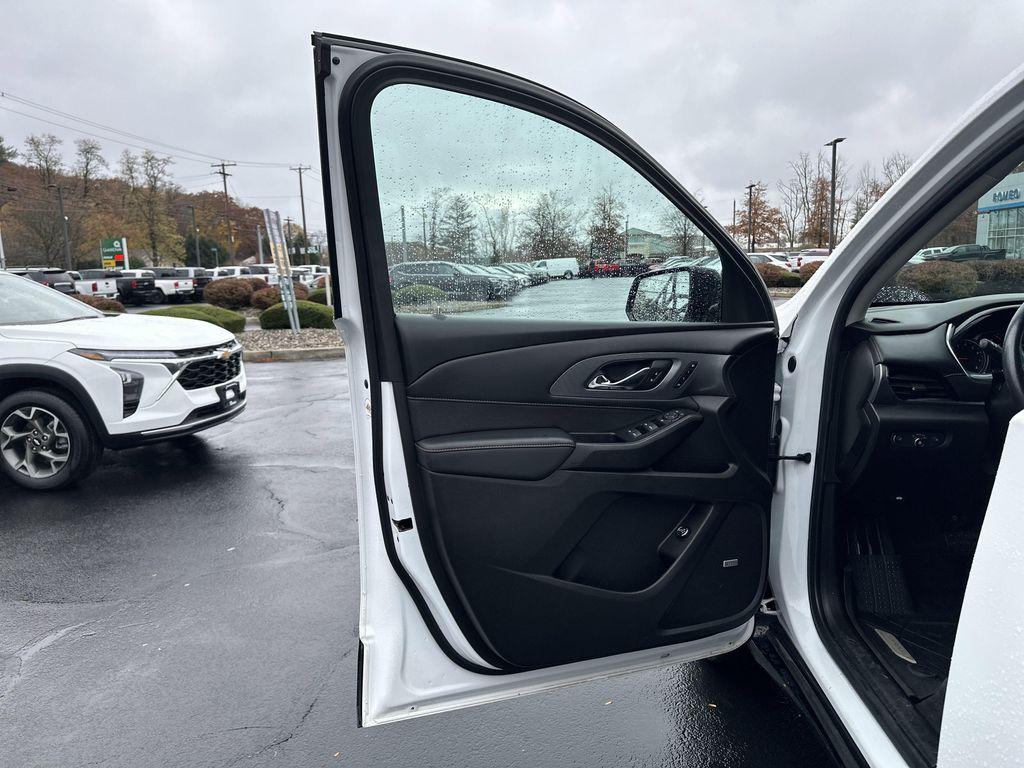 used 2021 Chevrolet Traverse car, priced at $28,699