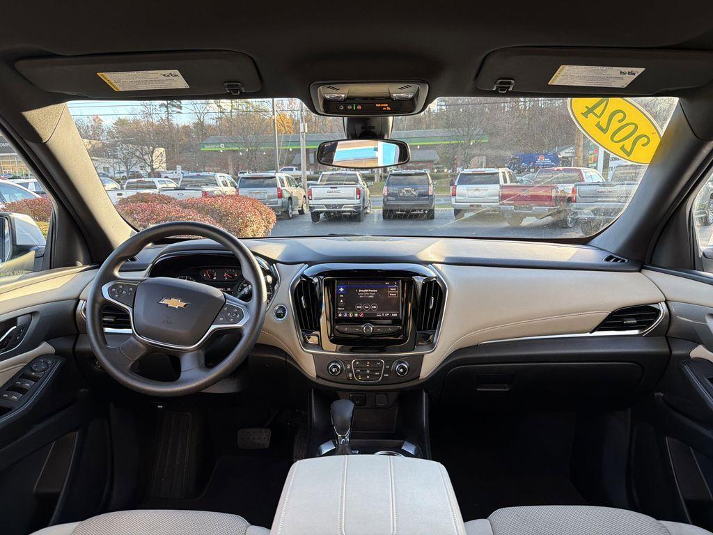 used 2024 Chevrolet Traverse car, priced at $27,999