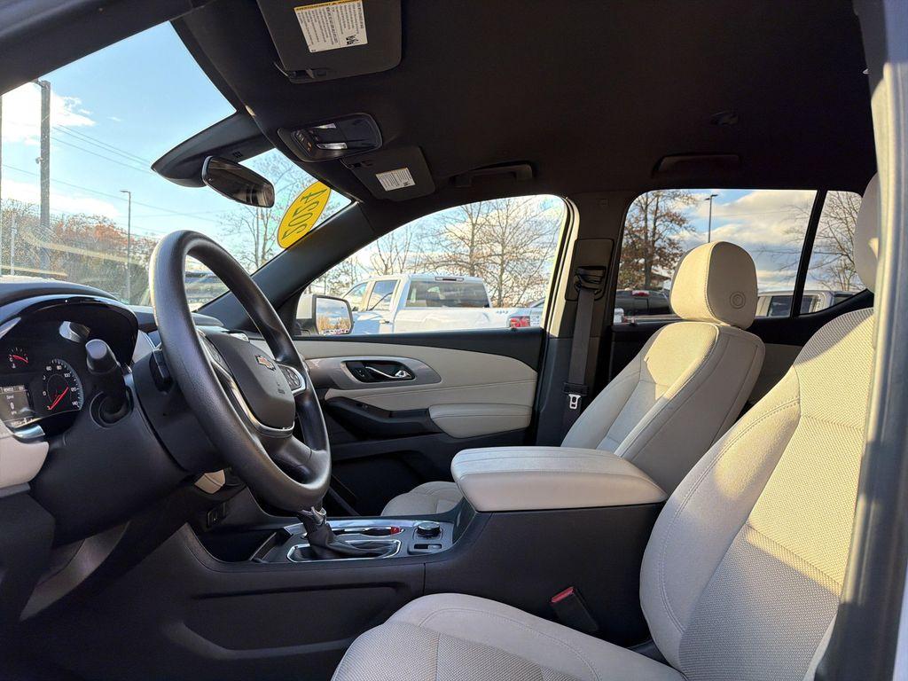 used 2024 Chevrolet Traverse car, priced at $27,999