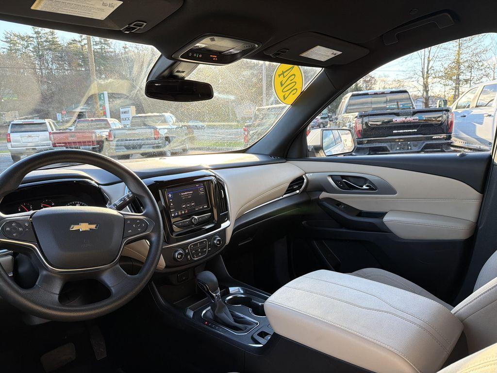 used 2024 Chevrolet Traverse car, priced at $27,999