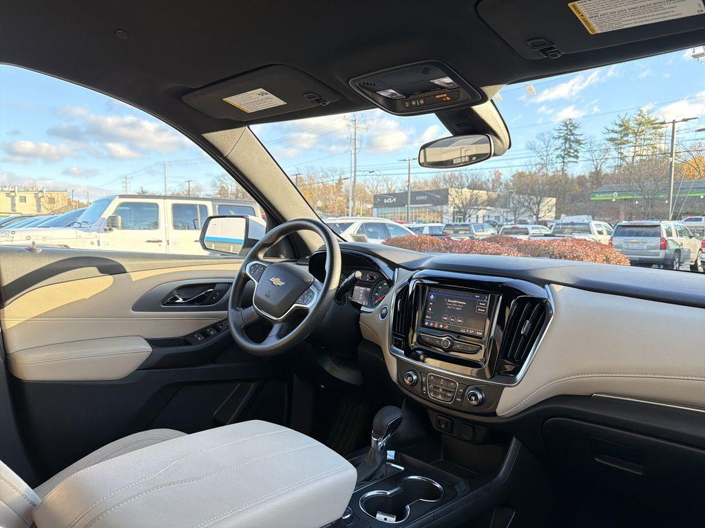 used 2024 Chevrolet Traverse car, priced at $27,999