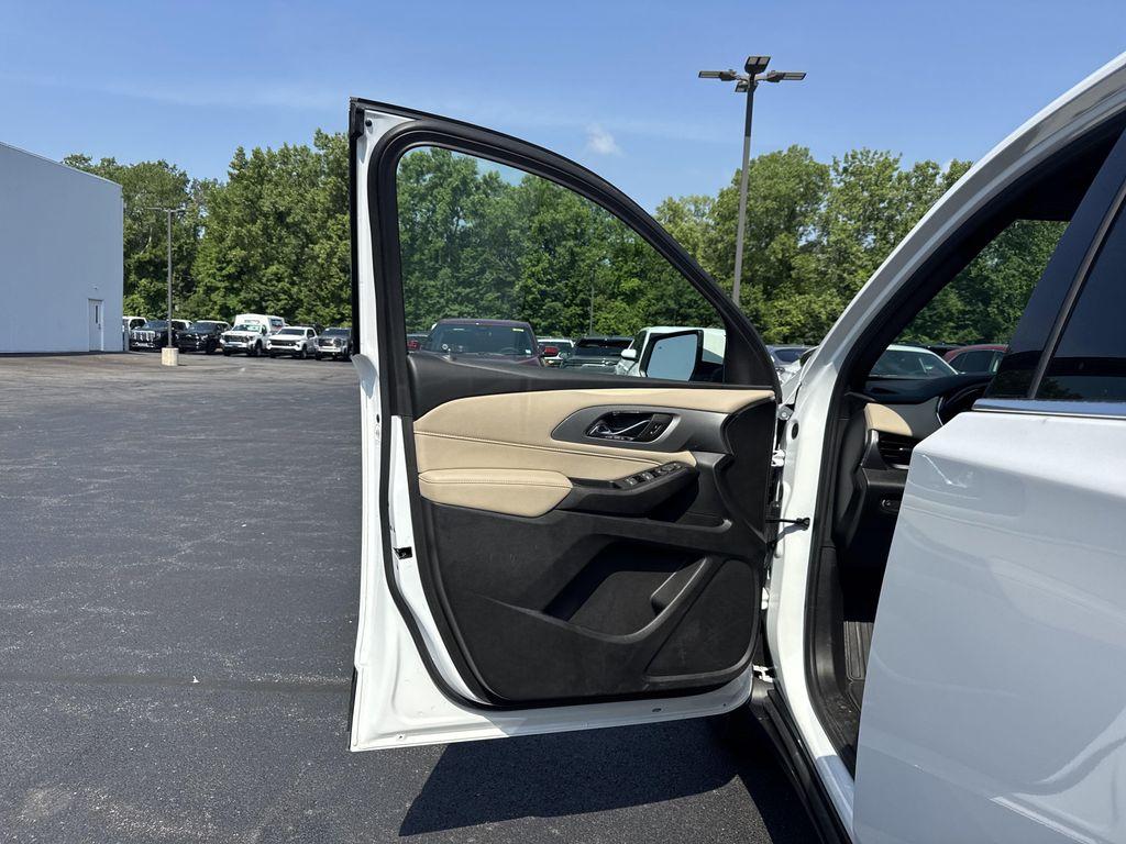 used 2024 Chevrolet Traverse car, priced at $29,999